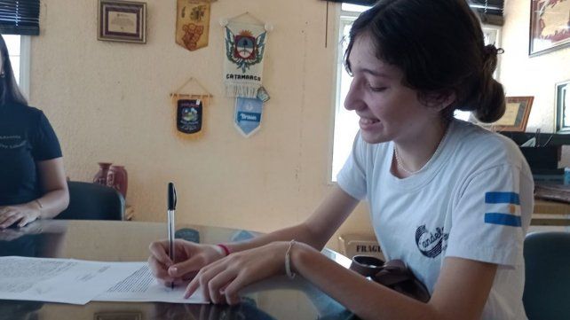 Candela Heis al momento de firmar el contrato para participar del Cosquín