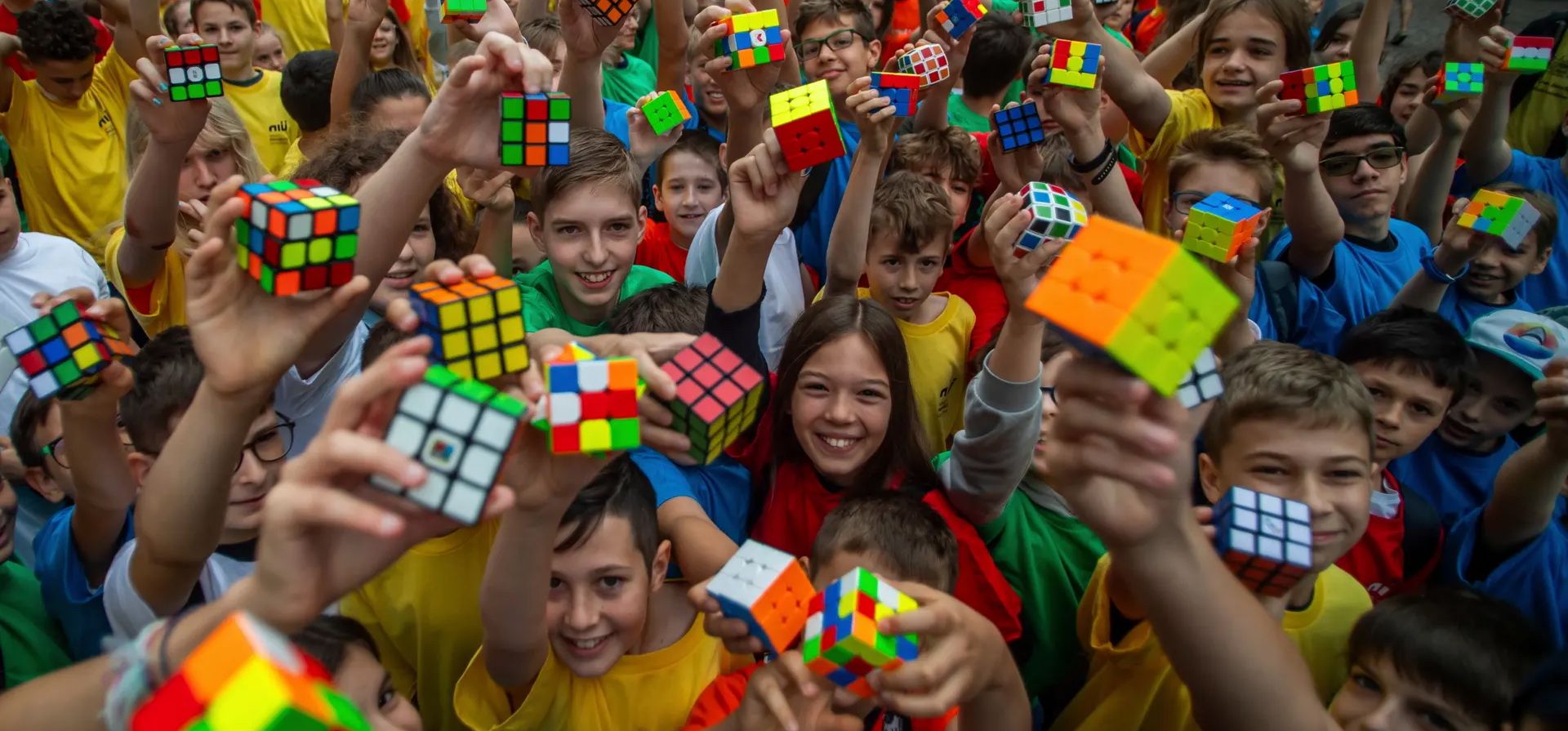 Estudiantes participan en un flashmob para conmemorar el 50 aniversario del Cubo de Rubik, Budapest, Hungría. Fotografía: Zoltán Balogh/AP Estudiantes participan en un flashmob para conmemorar el 50 aniversario del Cubo de Rubik, Budapest, Hungría. Fotografía: Zoltán Balogh/AP