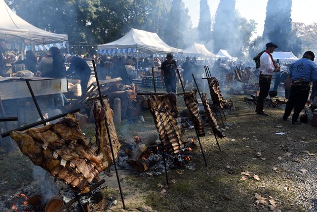 Aroma inconfundible. El asado a la estaca llenó de un olor magnetizante el parque a la Bandera.