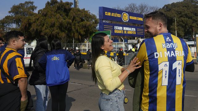 Un grupo de hinchas de Central se acercó al Gigante de Arroyito para esperar por Di María.