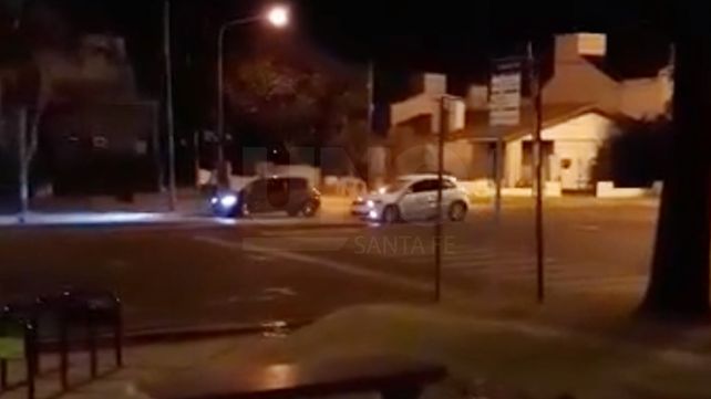 Así corren picadas en la Costanera frente al Hogar Estrada