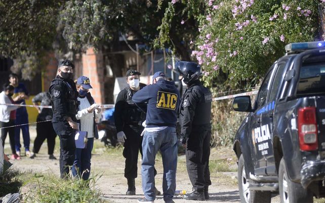 La policía trabaja en el lugar donde fue asesinada una mujer en Necochea al 2600.
