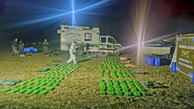 El recuento de la droga frente a testigos arrojó que son 321 con 285 gramos. Es la segunda avioneta en solo una semana en territorio santafesino
