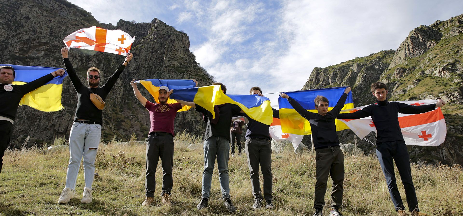 Activistas ondean banderas nacionales georgianas y ucranianas durante una acción organizada por el partido político Droa cerca del cruce fronterizo en Verkhny Lars entre Georgia y Rusia en Georgia, el miércoles 28 de septiembre de 2022. Los manifestantes llegaron desde Tbilisi para expresar su preocupación por el éxodo de Ciudadanos rusos a Georgia que ha aumentado desde que Vladimir Putin anunció una movilización parcial.