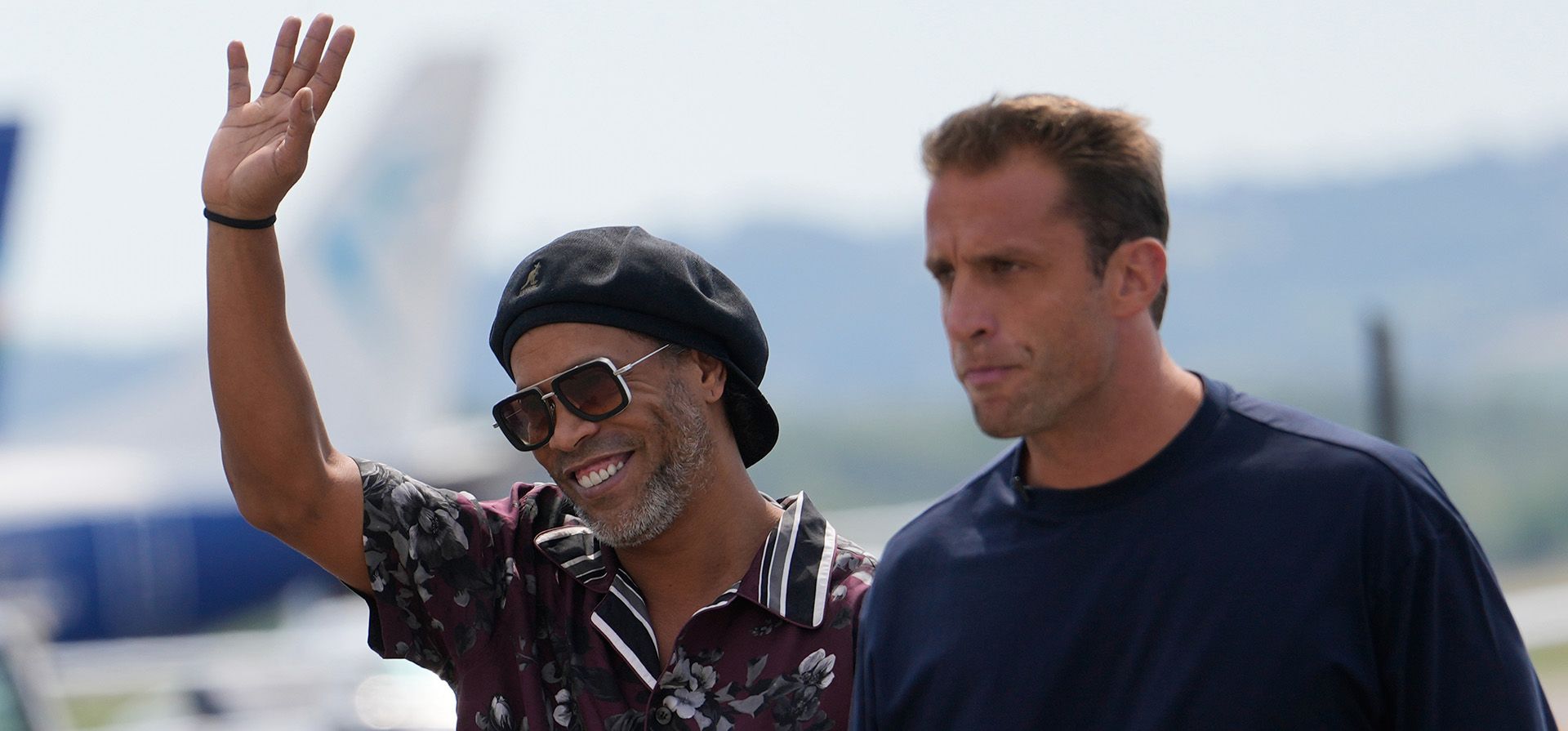 El exfutbolista Ronaldinho, flanqueado por el presidente del Ravenna, Igniazio Cipriani, llega al aeropuerto antes de la presentación del equipo de fútbol del Ravenna para la Serie C 2026. Se unirá al club como entrenador técnico y jugará un partido en Ravenna, Italia, el jueves 20 de agosto de 2026. (Foto AP/Luca Bruno) El exfutbolista Ronaldinho, flanqueado por el presidente del Ravenna, Igniazio Cipriani, llega al aeropuerto antes de la presentación del equipo de fútbol del Ravenna para la Serie C 2026. Se unirá al club como entrenador técnico y jugará un partido en Ravenna, Italia, el jueves 20 de agosto de 2026. (Foto AP/Luca Bruno)