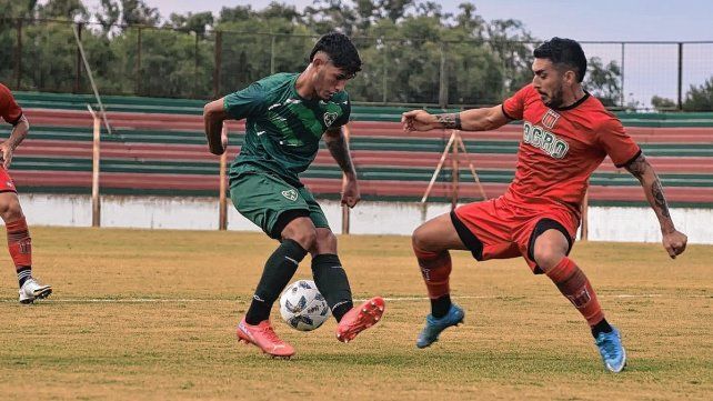 El exmediocampista de Patronato Martín Rivero fue titular en Agropecuario.