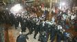 frente a frente. La policía avanzó sobre los docentes que se habían apostado en la Plaza del Congreso para amplificar sus reclamos.