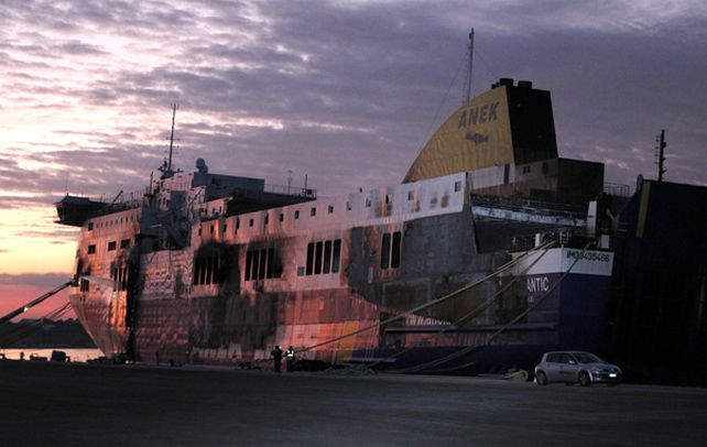 Dantesco. El Norman Atlantic atracado en el puerto de Brindisi.