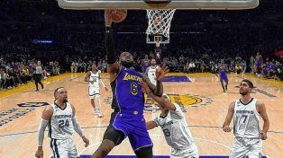 Los Angeles Lakers superaron de manera agónica a Memphis y le cortaron una racha de 11 triunfos en fila.