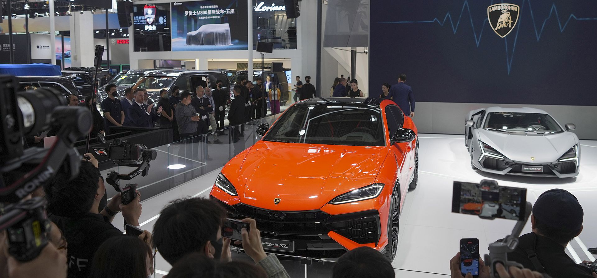 Los visitantes fotografían un automóvil Lamborghini durante la inauguración del Salón del Automóvil de China en Beijing, China, el jueves 25 de abril de 2024. (Foto AP/Tatan Syuflana) Los visitantes fotografían un automóvil Lamborghini durante la inauguración del Salón del Automóvil de China en Beijing, China, el jueves 25 de abril de 2024. (Foto AP/Tatan Syuflana)