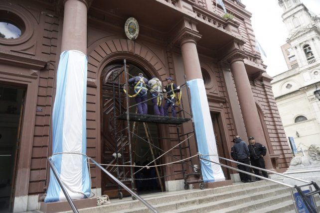 Las tareas para colocar la puerta dañada en diciembre comenzaron a media mañana.