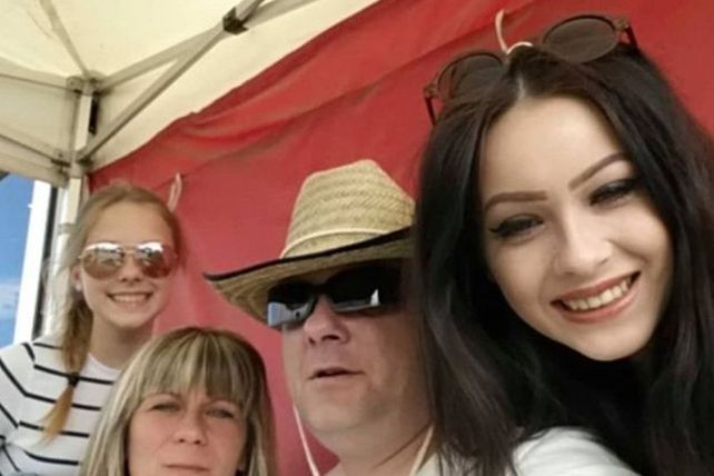 La imagen de las hermanas junto a sus padres