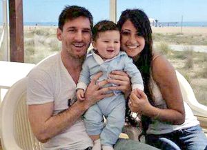 Messi y Antonella presentaron a su hijo Thiago en Facebook