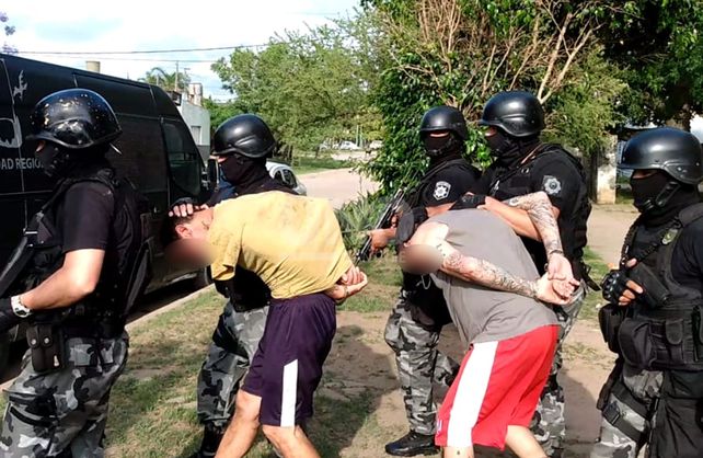 El momento en que los dos hombres fueron detenidos.&nbsp;