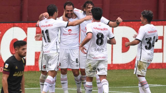 Todos los abrazos para Gentiletti. El defensor acaba de marcar el tercer tanto de Newells y lo festeja con todas las ganas.