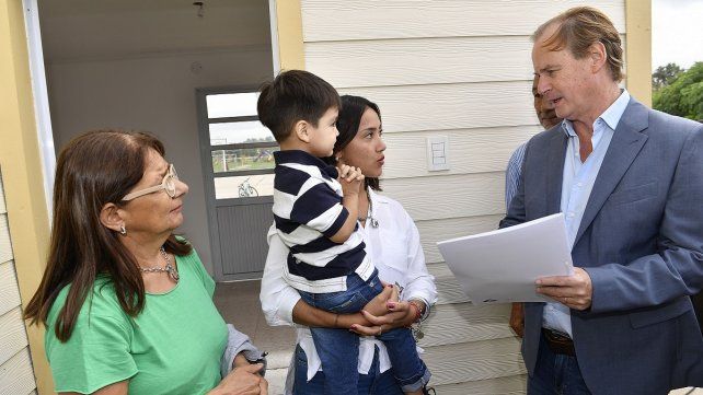 Bordet entregó 10 viviendas de madera en Ubajay