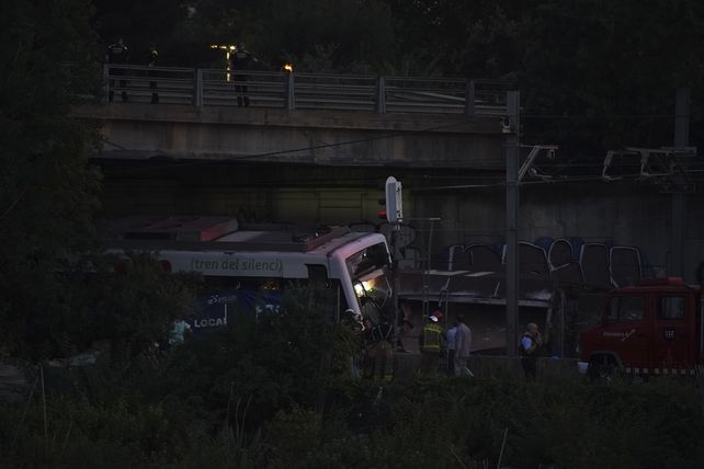 Un muerto y 85 heridos al chocar un tren de carga y otro de pasajeros cerca de Barcelona