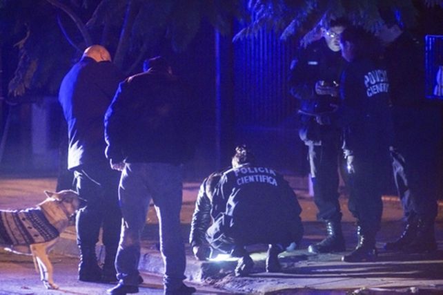 castelar. Efectivos de la Policía Cientìfica tomaron muestras frente a la casa de Stolbizer