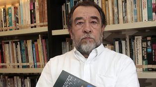 Detienen al autor de la biograf&iacute;a de Paulo Coelho al confundirlo con un narco