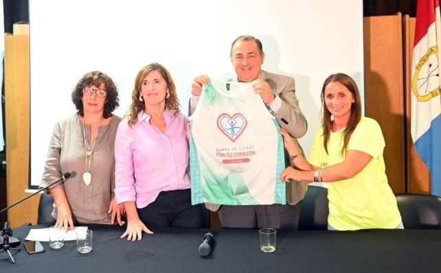 La remera oficial de la Maratón Santa Fe Corre por tu Corazón.