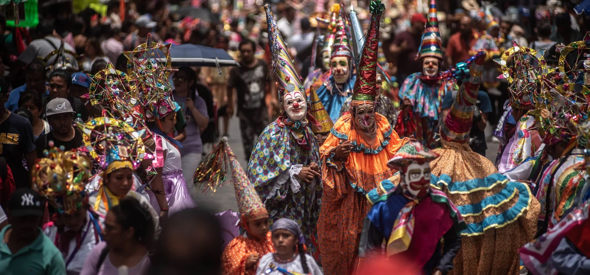 Grupos de bailarines tradicionales recorren las calles del pueblo como parte de la fiesta patronal de Santa María Magdalena en Veracruz, Xico, México. Fotografía: Héctor Quintanar/Getty Images Grupos de bailarines tradicionales recorren las calles del pueblo como parte de la fiesta patronal de Santa María Magdalena en Veracruz, Xico, México. Fotografía: Héctor Quintanar/Getty Images