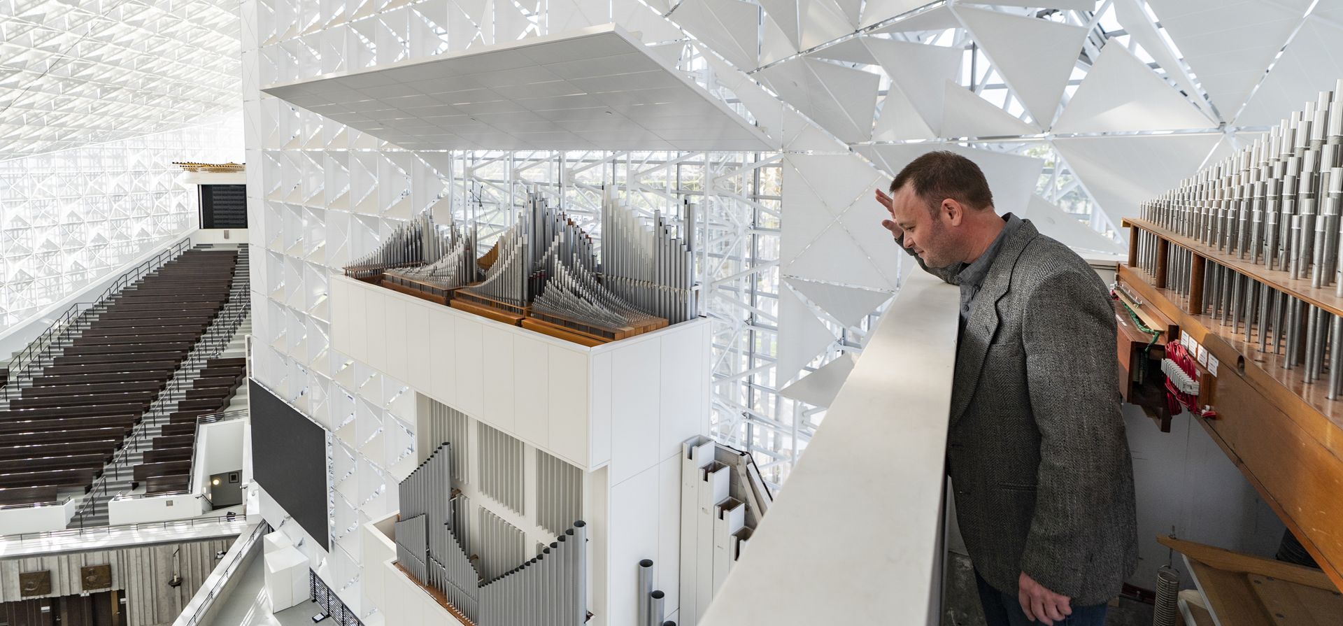 Kevin Cartwright, técnico y presidente de Rosales Organ Builders, con sede en Los Ángeles, se encuentra en la estructura superior del órgano Hazel Wright en la Catedral de Cristo en Garden Grove, California, el martes 15 de febrero de 2022. El trabajo de afinar el instrumento no está terminado,dijo Cartwright, quien ha sido contratado para mantener el instrumento.