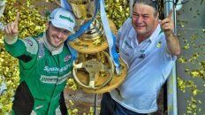 Campeones. Agustín y Alberto, con el trofeo de 2018 logrado en San Nicolás. Campeones. Agustín y Alberto, con el trofeo de 2018 logrado en San Nicolás.