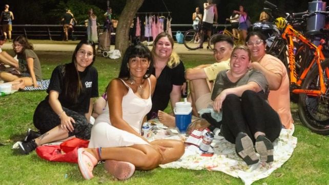 Cientos de vecinos disfrutaron del primer picnic nocturno en Parque de las Colectividades. (Foto: Juan Pablo Allegue / Municipalidad de Rosario)