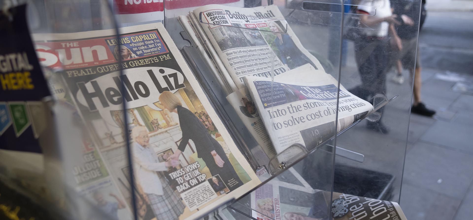Periódicos con fotos de la nueva primera ministra Liz Truss frente a un quiosco en Manchester, Inglaterra, el martes 7 de septiembre de 2022. Truss se convirtió el martes en la 56ª primera ministra del Reino Unido, luego de ser nombrada por la Reina en el Castillo de Balmoral. 