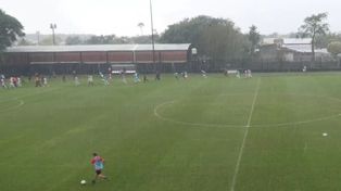 Los jugadores de Leones FC y Cañuelas dejan la cancha a raíz de la tormenta eléctrica que se abatía sobre Arroyo Seco. Fue a los 15 minutos del primer tiempo.