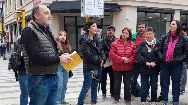 Jorge Riani introduciendo al público presente y agradeciendo la presencia de todos