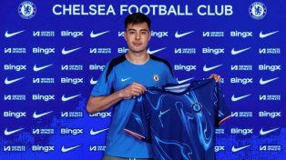 El surgido de las inferiores de Boca, Aaron Anselmino, fue presentado en Chelsea.