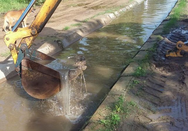 Intensifican los trabajos de desobstrucción y bombeo en Colastiné Norte