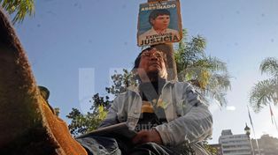 Un hombre encadenado frente a Casa de Gobierno pide justicia por la muerte de su hijo