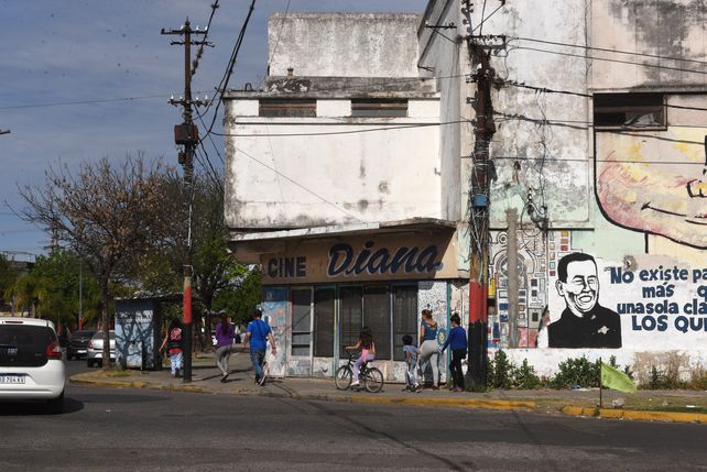 La sala del cine Diana va a cumplir cinco años cerrada y la esquina de avenida del Rosario y Lituania dejó de ser un punto de encuentro para la vida social del barrio. 