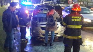 Se incendió un auto en plena Avenida Alem