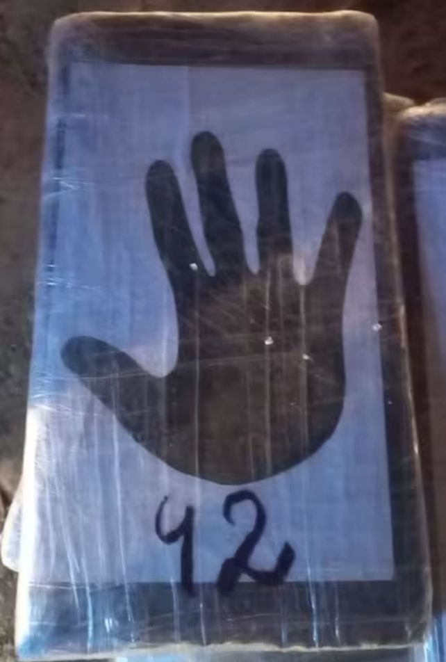 La carga de droga secuestrada tenía dos sellos: una mano negra y un hombre barbudo.