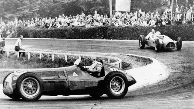 El Alfa Romero 158 de Juan Manuel Fangio se encamina al triunfo en el primer GP de Bélgica de la historia
