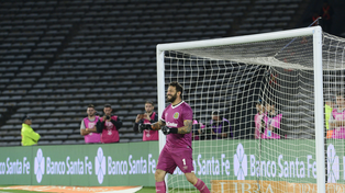 Una noche mágica. La sonrisa de Jorge Broun cuando le atajó tres penales a River en la semifinal de la Copa de la Liga 2023 que se terminó adjudicando Central.