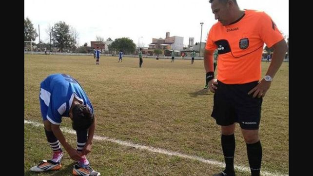 Árbitro prestó sus botines a jugador que los tenía emparchados con cinta