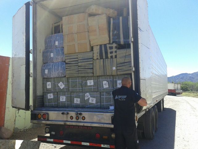 Encontraron tres semirremolques abandonados cargados con mercadería de contrabando