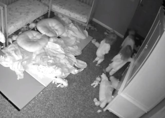 Video: una madre filmó a sus trillizas jugando con un fantasma