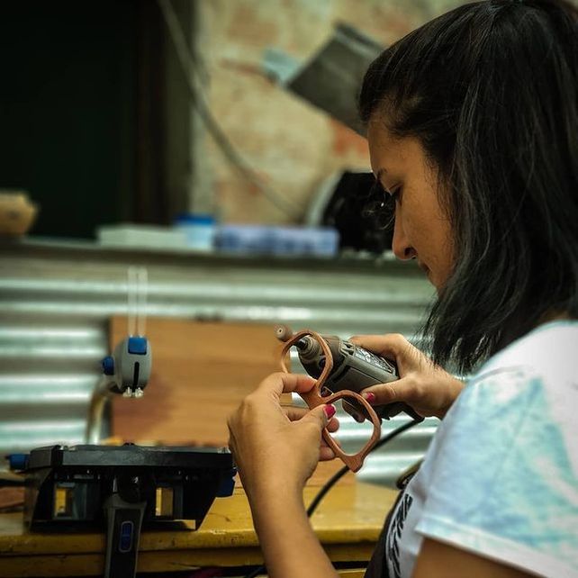 Una cooperativa de artesanos rurales lanzó una campaña para producir lentes de sol de madera