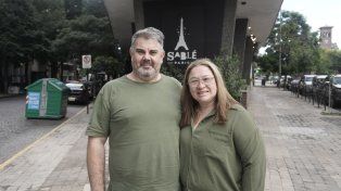 Matías Aguirre y Margarita Silva llevan juntos adelante esta franquicia de Sablé Paris. La atención personalizada y la calidad de los productos es la clave para atraer a sus clientes.