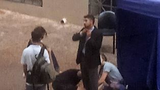 Nicolás Francella, termina de prepararse en la vereda antes de entrar al set de filmación.
