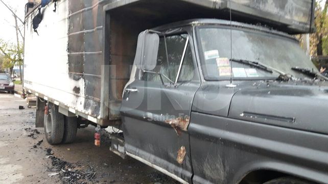 Quemaron un camión frente a la Subcomisaría 3ª de barrio Las Flores