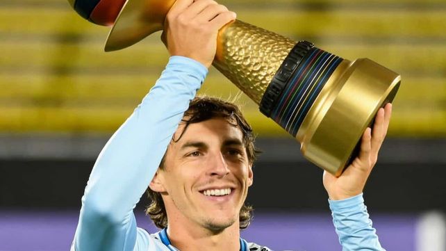 Jerónimo Cacciabue levanta la Copa Ecuador