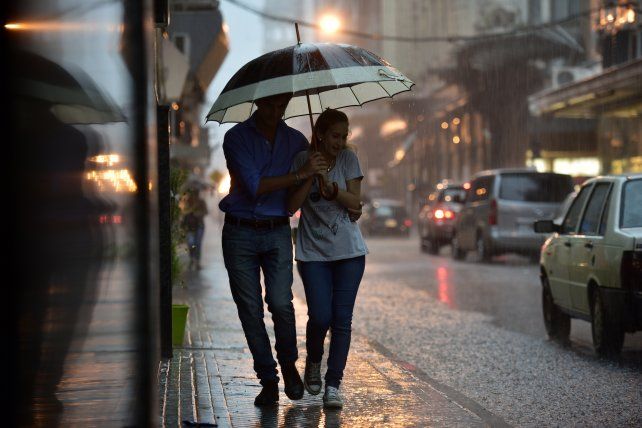 Pronostico De Lluvia Y Cielo Gris Ideal Para Buscar Refugio En El Dia De Los Enamorados