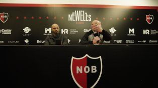Otros tiempos. Hace dos meses Ariel Michaloutsos presentó al Gallego Méndez como DT de Newells. En las últimas semanas la relación se desgastó.