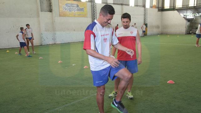 Diferenciado. El defensor Facundo Quiroga realizó trabajos &nbsp;de rehabilitación con el kinesiólogo Pablo Rodríguez.